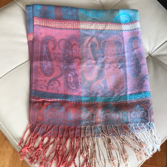 Pretty scarf/wrap - Picture 1 of 6